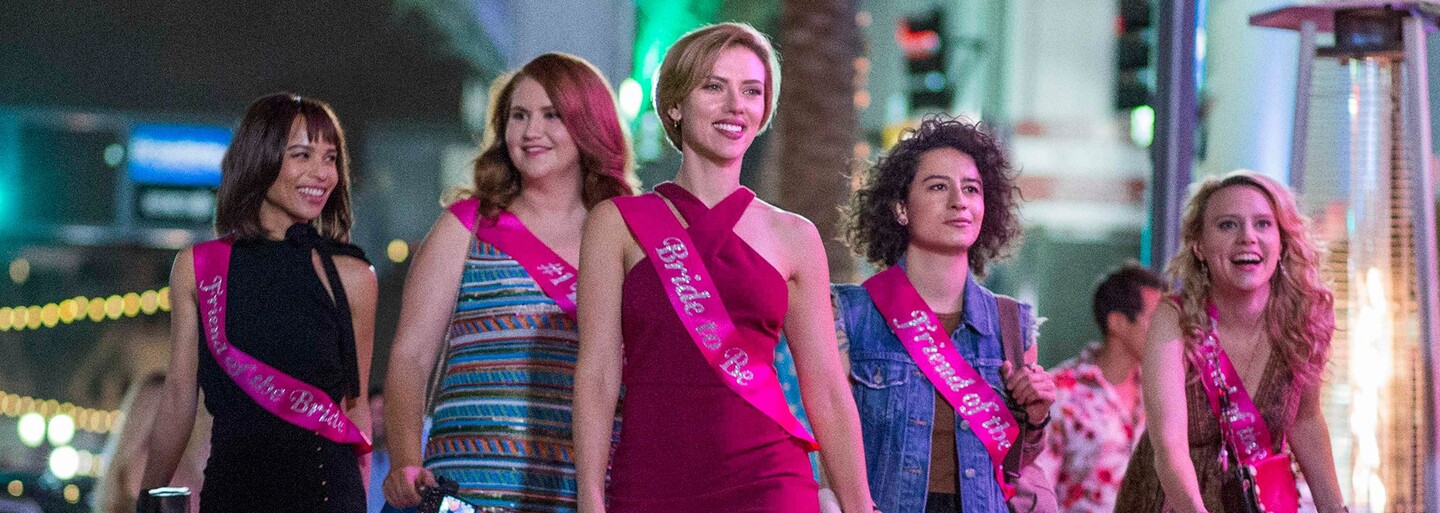 Scarlett Johansson sa so zdrogovanými kamoškami zbavuje mŕtveho striptéra so stoporeným penisom. Sledujte debutový trailer komédie pre dospelých