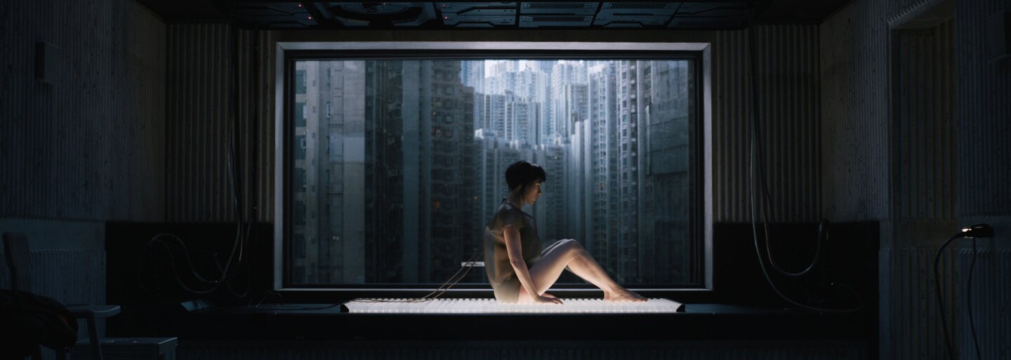 Scarlett Johansson sa v poslednom traileri očakávaného akčného sci-fi Ghost in the Shell mení na nezastaviteľný stroj na zabíjanie