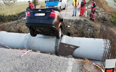 Scéna ako z akčného filmu: Šofér si to namieril cez kráter, auto skončilo v jame. Tento kaskadérsky kúsok si bude dlho pamätať Scéna ako z akčného filmu: Šofér si to namieril cez kráter, auto skončilo v jame. Tento kaskadérsky kúsok si bude dlho pamätať