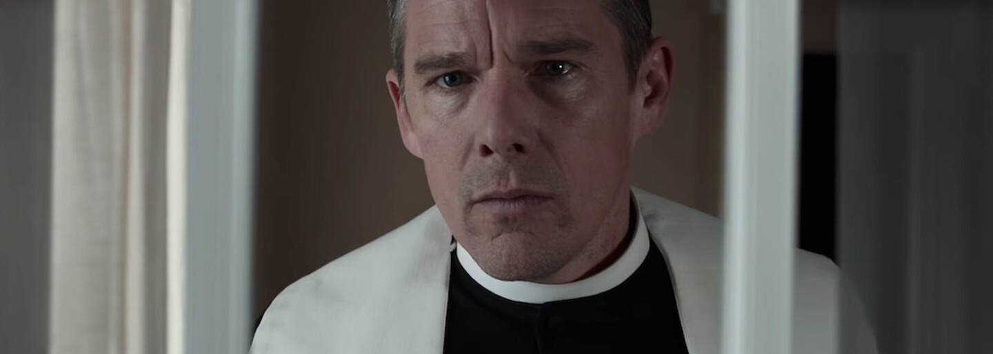 Scenárista Taxikára prichádza v dráme First Reformed s ťaživou štúdiou viery s apokalyptickými tónmi v pozadí (Recenzia)