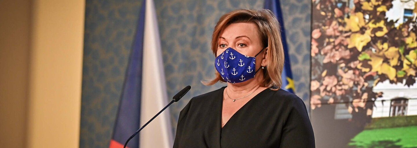 Schillerová zaplatila pokutu 1500 korun za to, že jela na kontrolu respirátorů bez pásů
