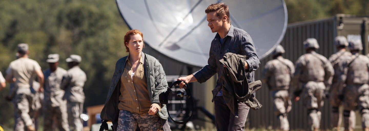 Sci-fi Arrival od Denisa Villeneuva je komorným, no zároveň absolútne strhujúcim dielom, ktoré právom ašpiruje na titul film roku (Recenzia)