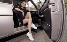 Sebavedomá Selena Gomez pózuje v nových teniskách Puma Cali Star