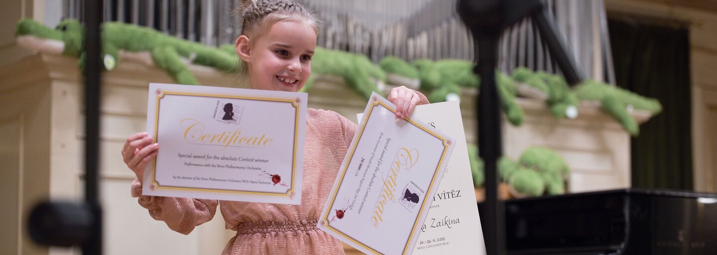 Sedmiletá Ukrajinka Veronika se stala nejlepší mladou klavíristkou. Vyhrála soutěž Amadeus 2022