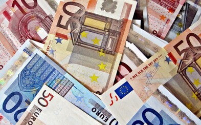 Šéf mu namiesto 196 omylom poslal rovno 19-tisíc eur. Tínedžer ich minul na drogy, Playstation a doprial si aj novú posteľ Šéf mu namiesto 196 omylom poslal rovno 19-tisíc eur. Tínedžer ich minul na drogy, Playstation a doprial si aj novú posteľ