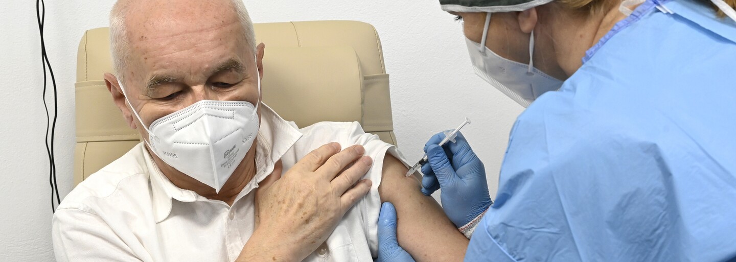 Šéf Pfizeru prozradil, kdy se podle něj vrátíme k normálnímu životu. Očkovat se zřejmě budeme muset nechat každý rok
