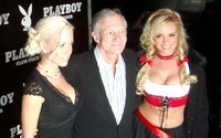 Šéf Playboya Hugh Hefner vyžadoval orgie 5-krát týždenne. Ženy vraj zdrogoval tabletkami, ktoré im „otvárali nohy“