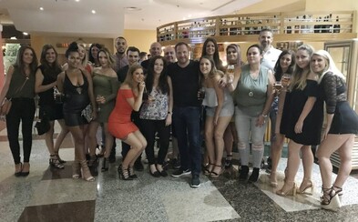 Šéf zaplatil dovolenku všetkým 42 zamestnancom svojej firmy. Na večeru ich pozval aj do reštaurácie s hviezdou od Michelinu Šéf zaplatil dovolenku všetkým 42 zamestnancom svojej firmy. Na večeru ich pozval aj do reštaurácie s hviezdou od Michelinu
