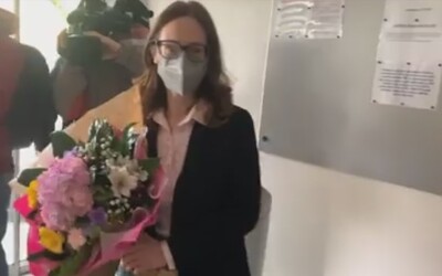 Šéfke ŠÚKL-u Zuzane Baťovej priniesli ľudia desiatky kytíc. Kvetmi jej vyjadrujú podporu po útoku Matoviča