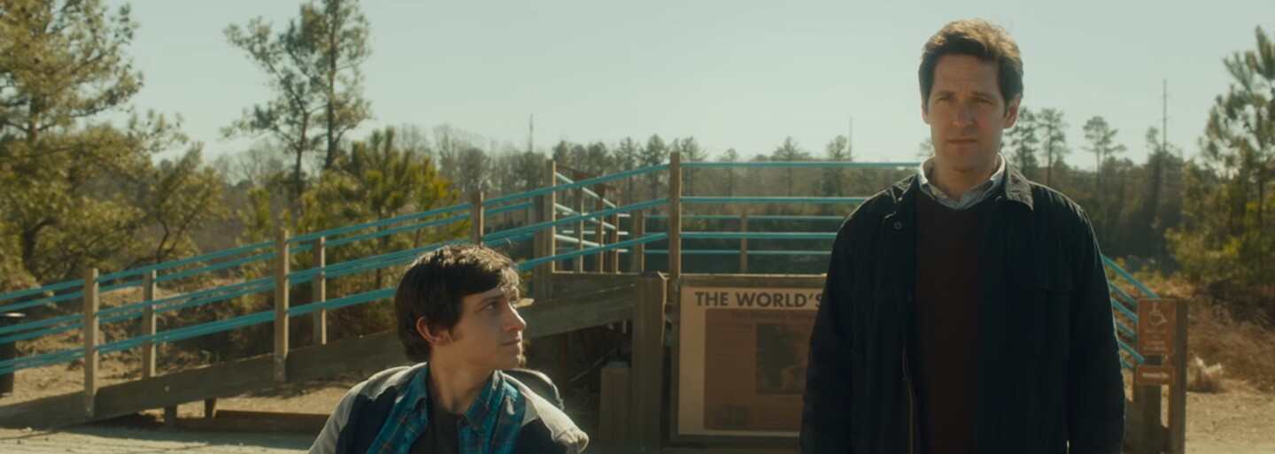 Selena Gomez a Ant-Man sa starajú o ochrnutého sarkastického chlapca v dojímavej dráme od Netflixu