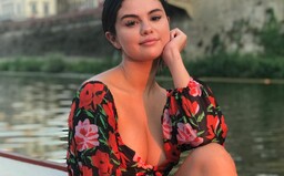 Selena Gomez má sice zlomené srdce, přesto září a tančí. Rozchod přirovnává k vyhnutí se výstřelu ze zbraně