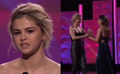 Selena Gomez neudržala slzy, keď si od kamarátky, ktorá jej darovala obličku, preberala cenu Žena roka. Bez nej by na pódiu nestála Selena Gomez neudržala slzy, keď si od kamarátky, ktorá jej darovala obličku, preberala cenu Žena roka. Bez nej by na pódiu nestála