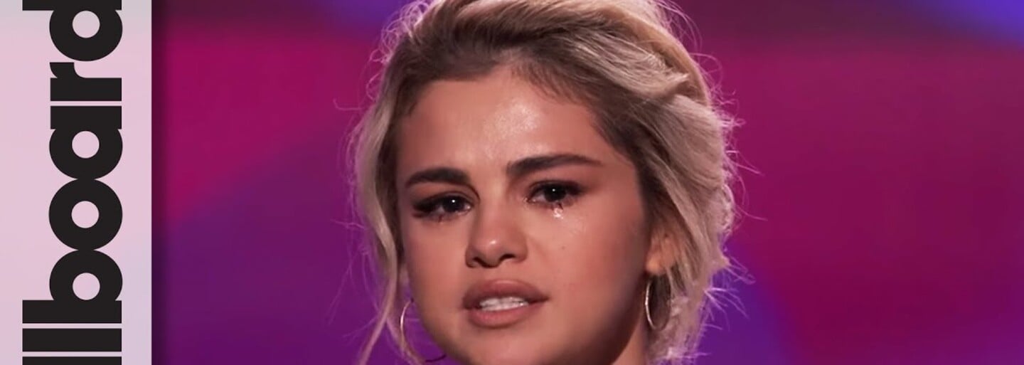 Selena Gomez neudržela slzy, když si od kamarádky, která jí darovala ledvinu, přebírala cenu Žena roku. Bez ní by na pódiu nestála