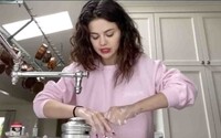 Selena Gomez ťa naučí, ako si správne umývať ruky. Chce, aby novú výzvu splnili aj Cardi B a Gigi Hadid