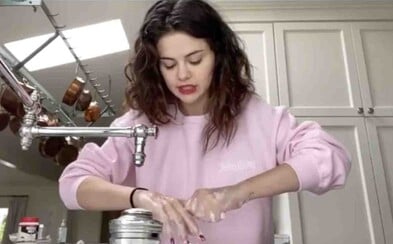 Selena Gomez ťa naučí, ako si správne umývať ruky. Chce, aby novú výzvu splnili aj Cardi B a Gigi Hadid Selena Gomez ťa naučí, ako si správne umývať ruky. Chce, aby novú výzvu splnili aj Cardi B a Gigi Hadid