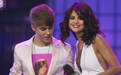 Selena Gomez v novom videu s výsmechom spomína na moment, keď ju Justin Bieber údajne požiadal o ruku