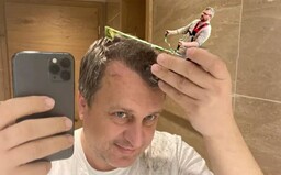 Selfie Andreja Danka s holiacim strojčekom pobláznila internet. Ostrihám vás všade je adaptácia na SMSky so Zsuzsovou
