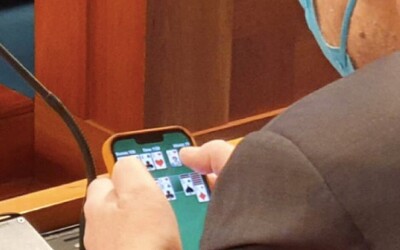 Senátor Václav Láska vyfotil Válka, jak na mobilu hraje Solitaire. Pak se mu omluvil za narušení soukromí