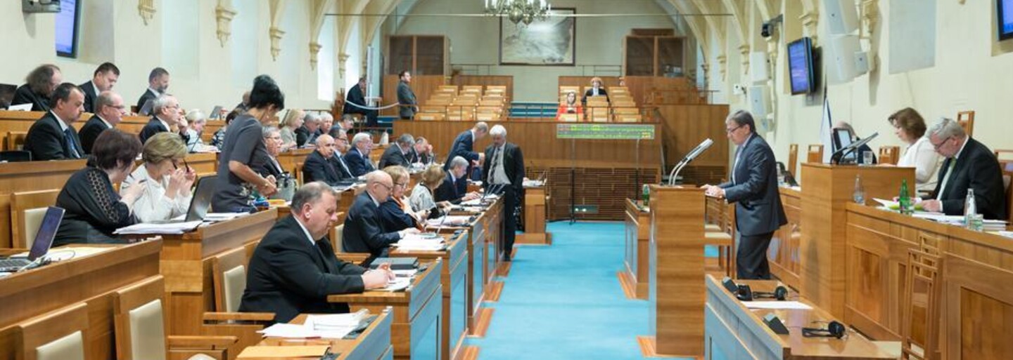 Senátoři odmítnou zmrazení platů politiků. „Je to vrchol populismu,“ zní ze Senátu