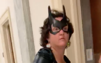 Senátorka prišla na hlasovanie v halloweenskom kostýme: Batgirl nechýbala maska, plášť ani kožené čižmy nad kolená Senátorka prišla na hlasovanie v halloweenskom kostýme: Batgirl nechýbala maska, plášť ani kožené čižmy nad kolená