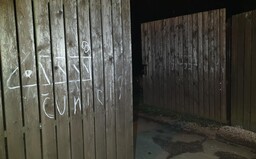 Seniorka kreslila čuníky na policejní vrata. Zřejmě se mstila za odvoz na záchytku