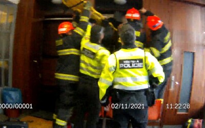 Seniorka v Brně visela hlavou dolů z páternosteru. Museli ji vyprostit hasiči (VIDEO)