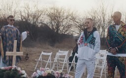 Separ se cítí jako chodící bankomant, utrácí za věci, které vůbec nepotřebuje. S Nerieš kývou hlavami na pohřbu