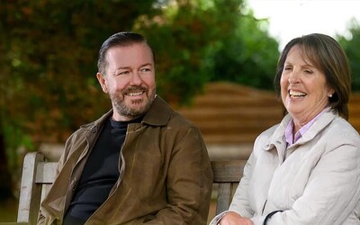 Seriál After Life skončí 3. sérií na Netflixu. V prvním traileru si Ricky Gervais utahuje ze svého zpopelněného otce