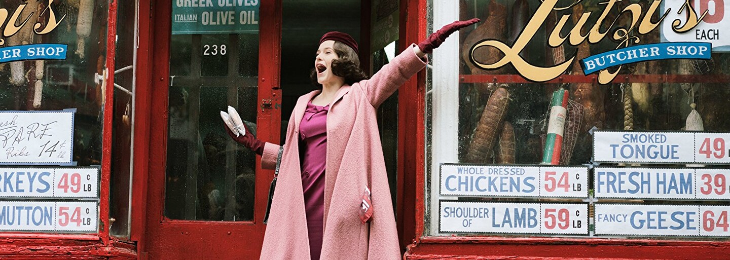 Seriál Marvelous Mrs. Maisel uchváti atmosférou Manhattanu 50. rokov a rozosmeje vydareným stand-upom (Tip na seriál)