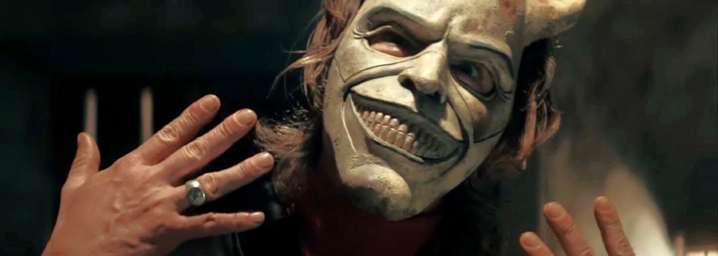 Sériový vrah v horore od tvorcu Sinister väzní v pivnici malé deti. Debutový trailer predstavuje zabijaka s maskou