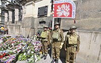 Seskok parašutistů, bohoslužba a pieta v Praze připomněly padlé výsadkáře