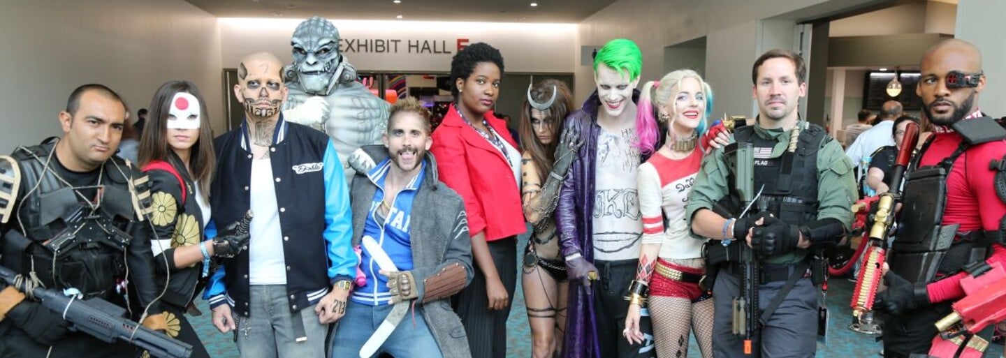 Sexi ženské sporo odeté telá a perfektné a strašidelné kostýmy, aj taký bol Cosplay na Comic-Cone