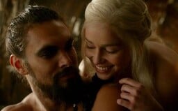 Sexuálne scény v Game of Thrones boli pre Emiliu Clarke nepríjemné. Jason Momoa ju zakrýval nahú a chránil pred tlakom od HBO