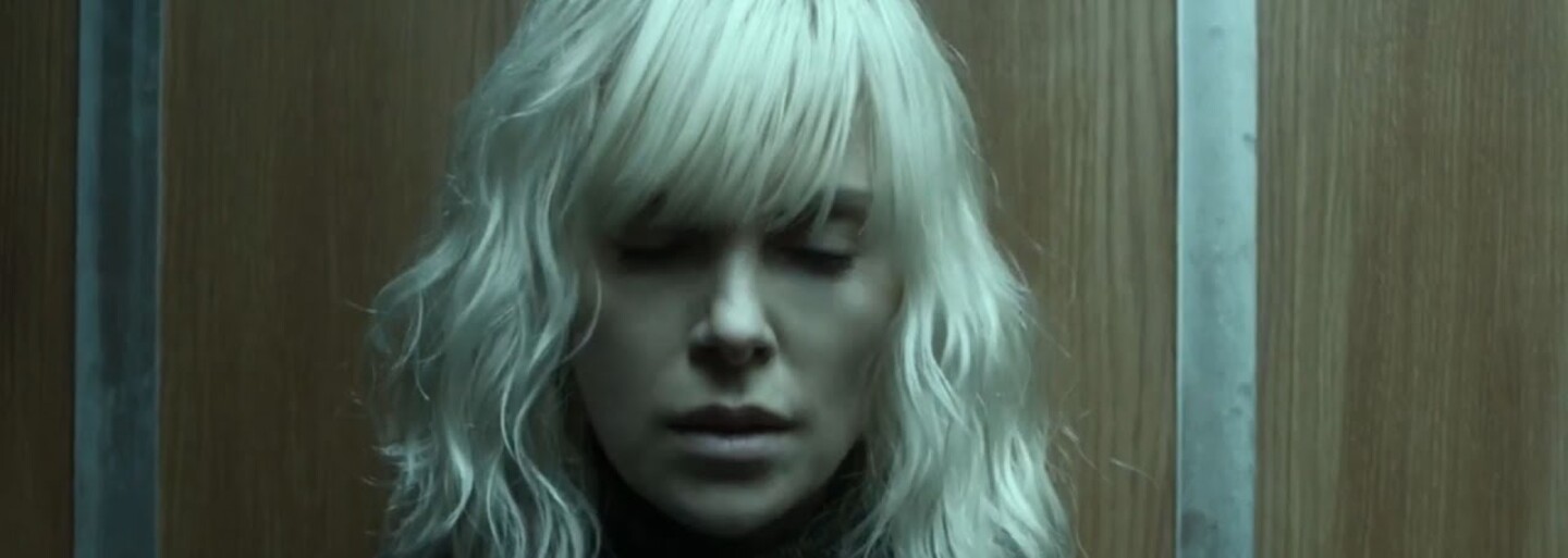 Sexy Charlize Theron vyšetruje ako tajná agentka vraždu svojho kolegu v thrilleri od režiséra Johna Wicka