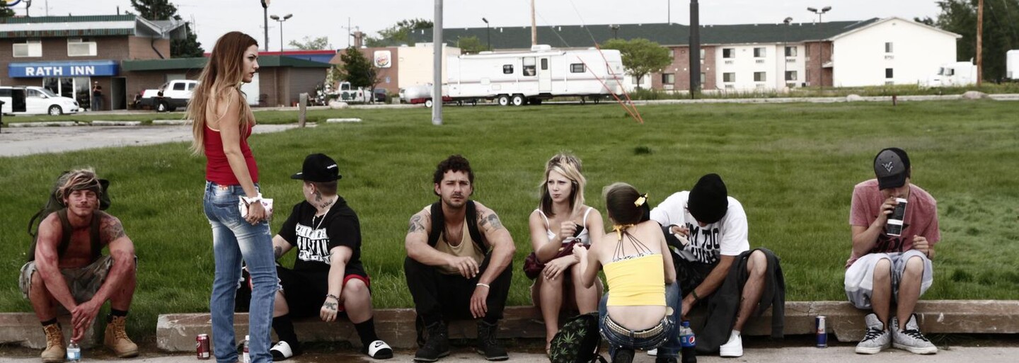 Shia LaBeouf si užívá sex s krásnými ženami, svobodu, drogy a přítomný moment v traileru nového dramatického dobrodružství