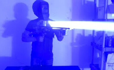 Šialená laserová bazuka, ktorej lúč je mnohokrát intenzívnejší než pohľad do Slnka. Výroba pritom nebola až taká náročná Šialená laserová bazuka, ktorej lúč je mnohokrát intenzívnejší než pohľad do Slnka. Výroba pritom nebola až taká náročná