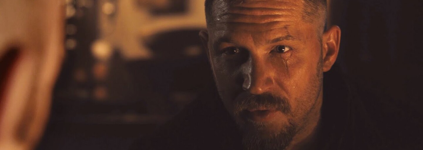 Šílený Tom Hardy si krvavýma rukama dobude své dědictví v dalších ukázkách k historickému seriálu Taboo