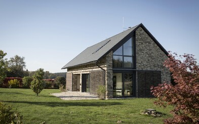 Sídlo v klasickom podaní, ktoré vôbec nie je obyčajné. Českí architekti nás svojou prácou neprestávajú prekvapovať Sídlo v klasickom podaní, ktoré vôbec nie je obyčajné. Českí architekti nás svojou prácou neprestávajú prekvapovať