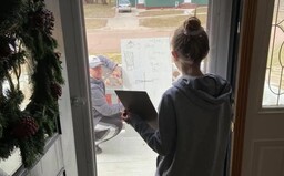 Šiestačka nerozumela domácej z matematiky. Jej učiteľ prišiel na jej verandu a cez okno jej všetko vysvetlil