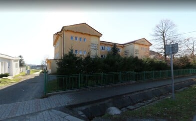 Šiestačky chceli ujsť zo školy, vyskočili preto z okna. Jedna z nich si pri páde zlomila stavec Šiestačky chceli ujsť zo školy, vyskočili preto z okna. Jedna z nich si pri páde zlomila stavec