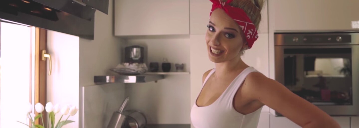 Sima sa do videoklipu priváža na vrtuľníku a kritizuje mužov