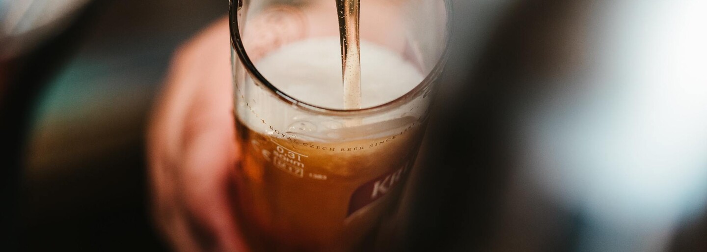 Singapurský pivovar vyrábí pivo z recyklovaných odpadních vod. Chce tím poukázat na omezené zdroje pitné vody