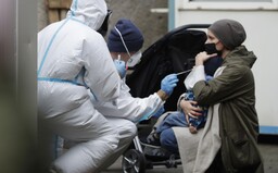 Šíri sa „škandál“ z košickej nemocnice, kde rodička odmietla test na Covid-19. Chceli ju tak preventívne odizolovať od dieťaťa