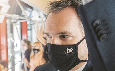 Situace s korovavirem v Praze se horší, říká primátor Hřib. Zavádí se rouška v lékárnách nebo čekárnách u lékaře Situace s korovavirem v Praze se horší, říká primátor Hřib. Zavádí se rouška v lékárnách nebo čekárnách u lékaře