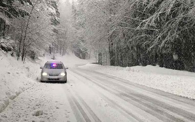 Situácia na slovenských cestách je pre sneh katastrofická. Vďaka tomuto postupu sa vyhnete nehodám
