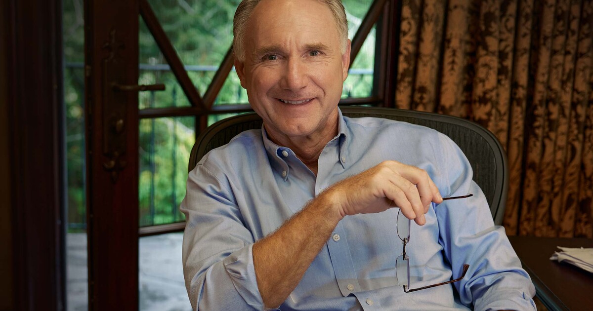 Byli jsme na setkání s Danem Brownem v Praze. Z nové knihy odstranil 10 tisíc stran a chystá seriál na Netflix