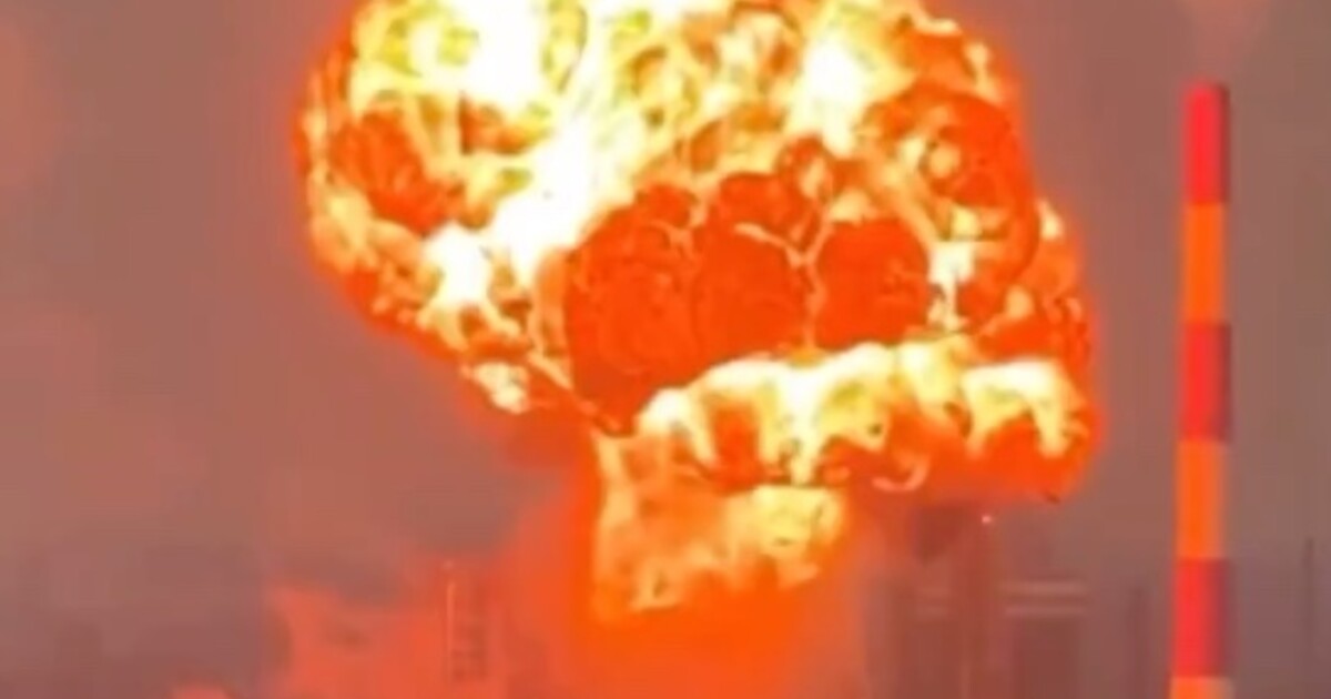 VIDEO: Ukrajinské drony zasáhly ruskou rafinerii a sklad ropy. Rusko tvrdí, že sestřelilo 338 dronů