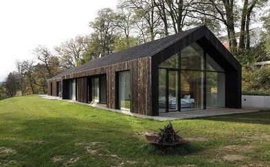 Skandinávie v blízkosti Prahy. Domácí architekti navrhli bydlení jako vystřižené ze švédské přírody Skandinávie v blízkosti Prahy. Domácí architekti navrhli bydlení jako vystřižené ze švédské přírody