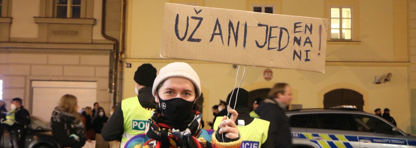 Skandování vystřídaly slzy. Takto vypadal pražský pietní pochod za reprodukční, ženská a lidská práva v Polsku (Reportáž)