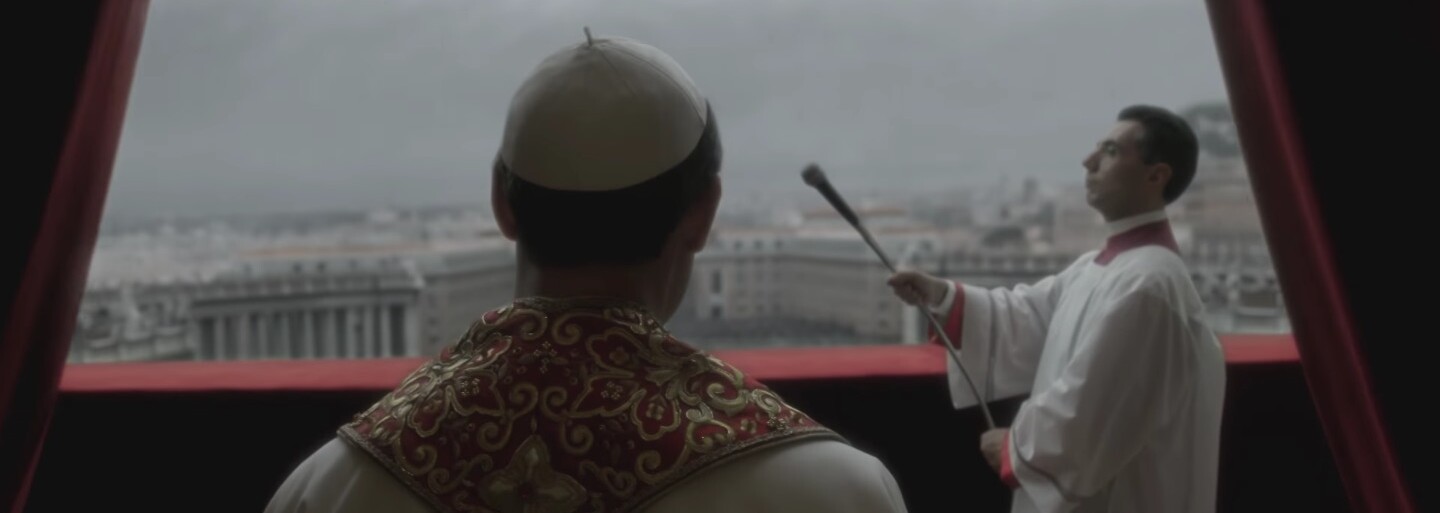 Skazený, mladý a kontroverzný pápež Jude Law sa vyhlasuje za Boha a žiada revolúciu